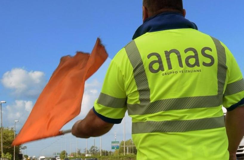 Stada Statale 100,  chiusa la carreggiata per uno scontro tra sei veicoli: sette le persone ferite