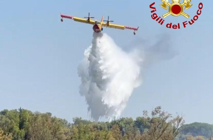 Emergenza incendi e soccorsi in Salento: oltre 200 richieste in un giorno, rinforzi da fuori regione