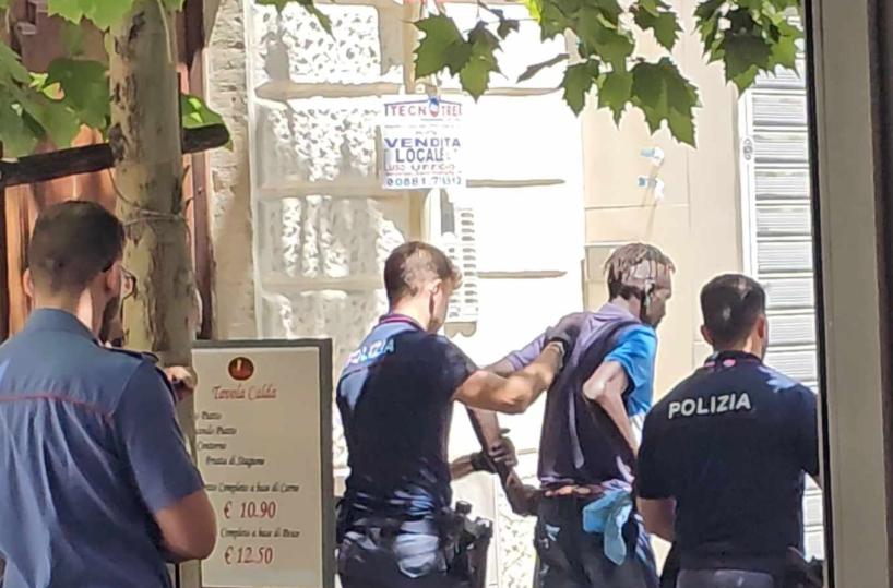 Foggia, tenta di aggredire una ragazza con un coltello: fermato dai passanti