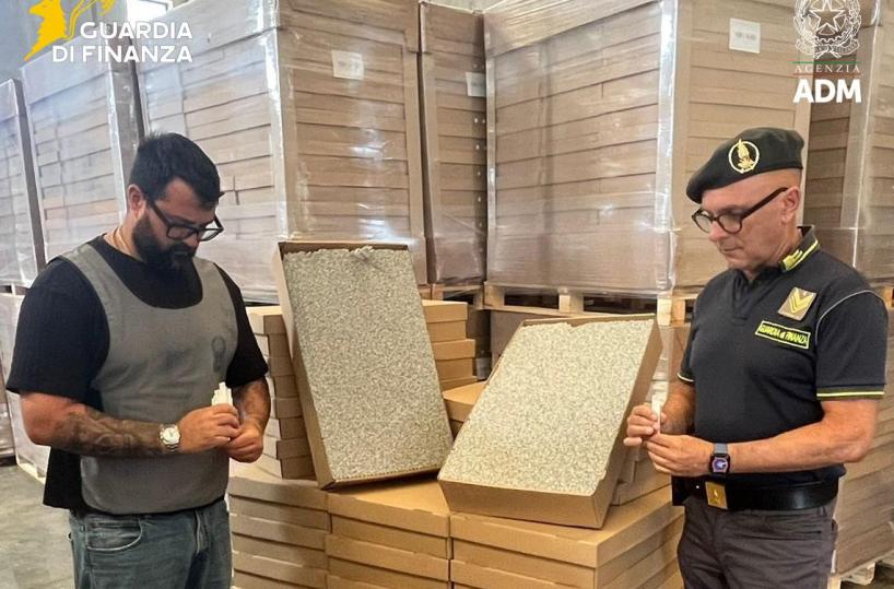 Contrabbando al porto di Brindisi: scoperto carico sospetto con 14 milioni di filtri per sigarette e tabacco lavorato nascosto