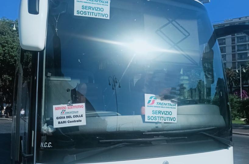 Parte lo stop ai treni Bari-Taranto, i pendolari: «Lasciati a terra dal bus sostitutivo»