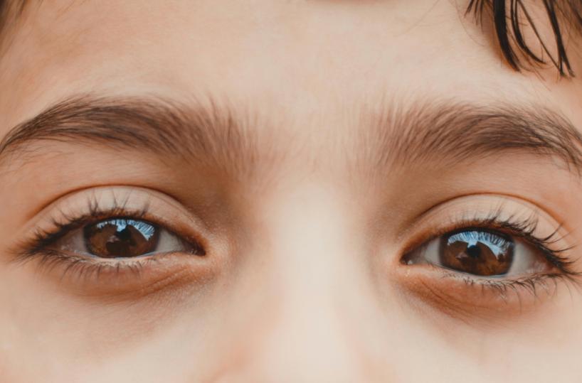 Un collirio prima di andare a dormire  può rallentare l'aumento della miopia infantile: lo studio del Policlinico di Bari