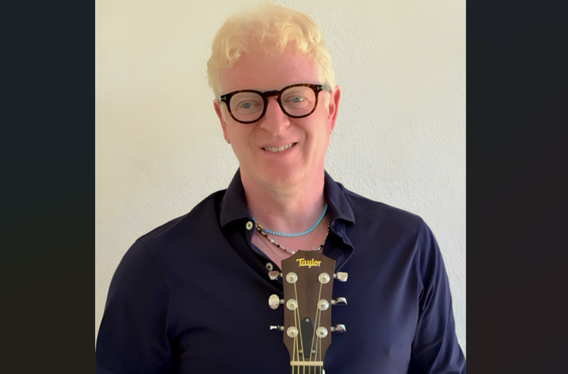 «Stai con Noi – Inno alla Fratellanza»: Beppe Delre firma un canto universale per la pace
