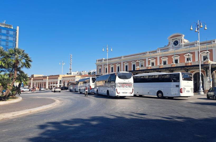 Trenitalia potenzia la linea Bari–Taranto: dal 9 luglio quattro corse bus aggiuntive nei giorni feriali