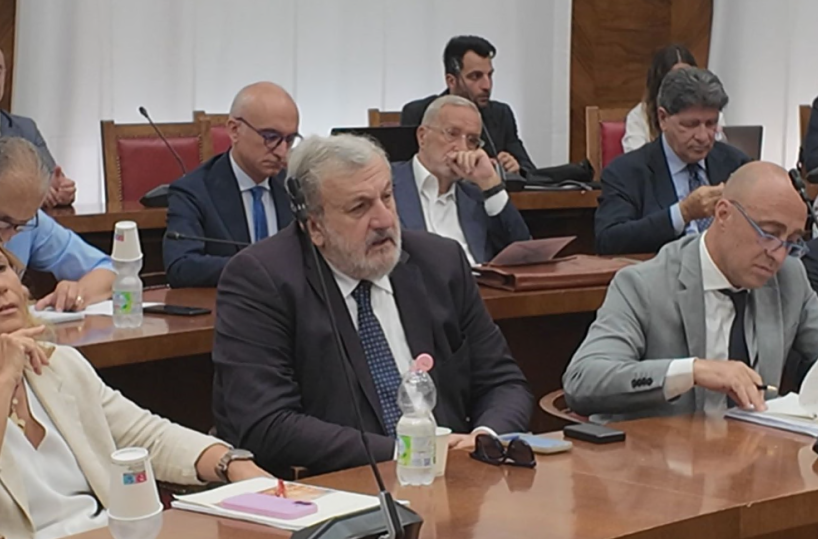 Taranto, il futuro dell’ex Ilva dipende dalla nave rigassificatrice: il racconto del lungo tavolo a Roma