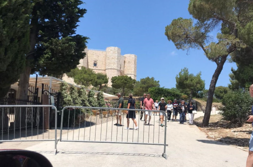 Il «buco nero» di Castel del Monte: collegamenti col contagocce e turisti senza informazioni