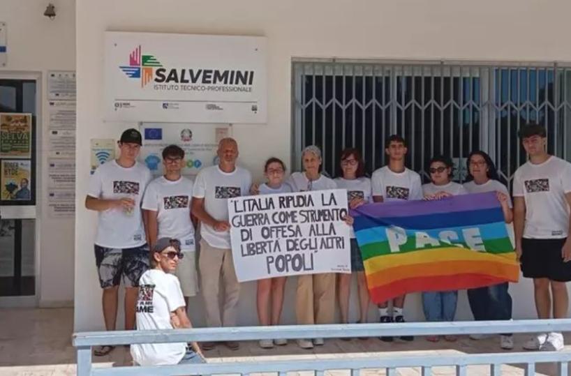 Maturità, a Fasano niente fiori e spumante: dopo l'orale alunni in flash mob per Gaza