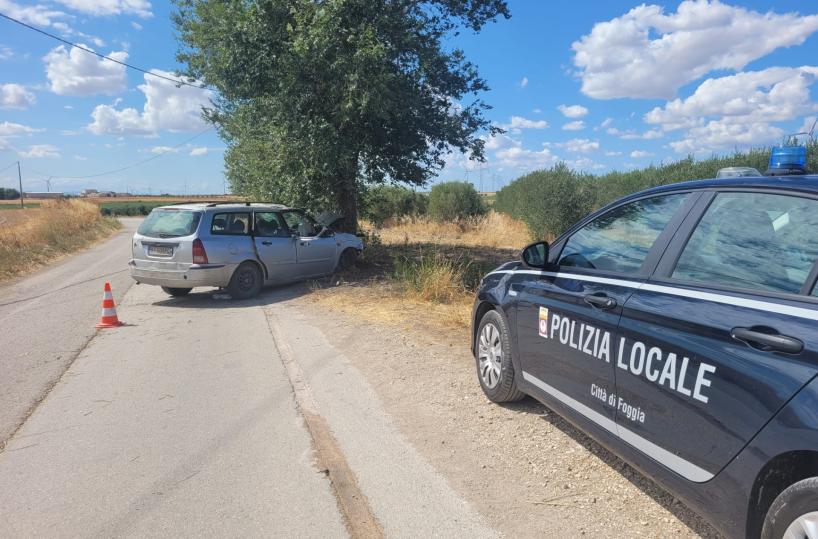 Foggia, auto contro albero in periferia: 5 feriti, due in codice rosso