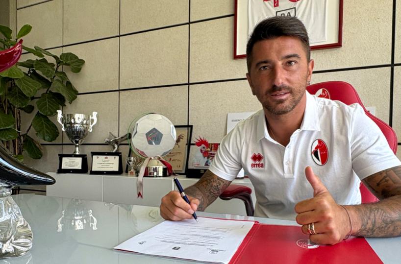 Calciomercato, il Bari rinnova per un anno Bellomo. Attesa anche per Gytkjaer