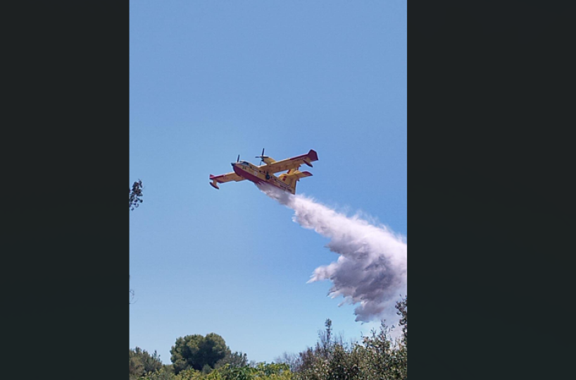 Incendio sulle coste di Santa Cesarea Terme, in azione anche il Canadair da Lamezia: chiusa la SP358