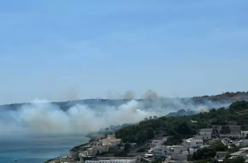 Incendio alle porte di Lecce: in azione due canadair 