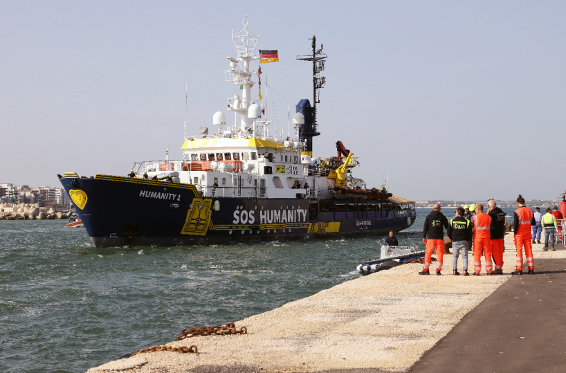 Brindisi, arrivata in porto la nave Humanity 1: a bordo 26 migranti salvati nel Mediterraneo
