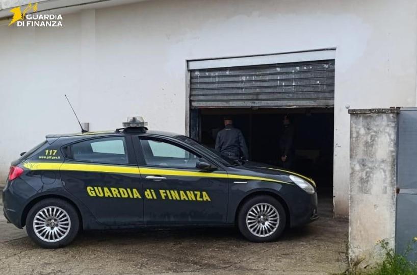 Evasione fiscale e reati ambientali: la GdF scopre 7 officine abusive nel Leccese, cinque denunce