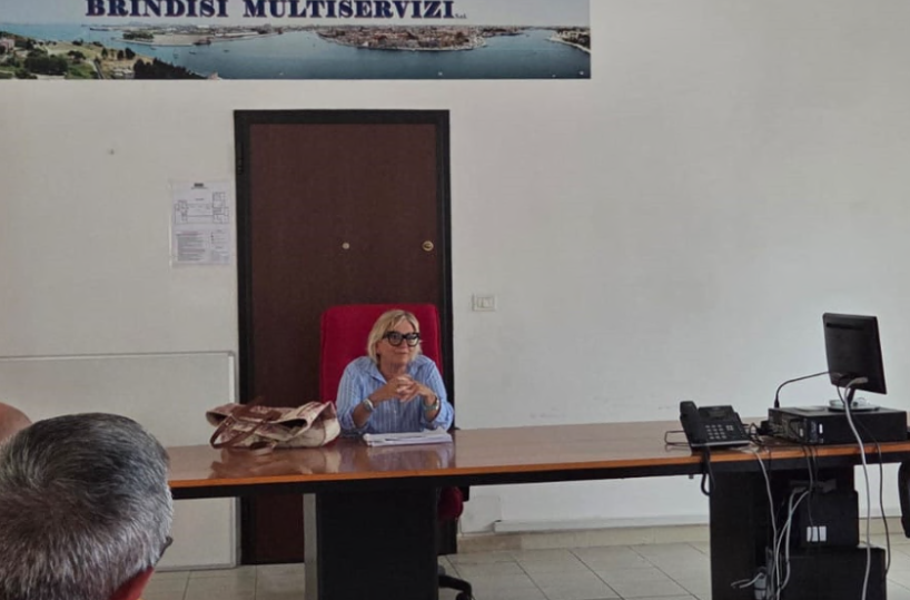 Brindisi Multiservizi, «episodi strani» per i dipendenti: e a chi fa rispettare le regole incendiano l'auto