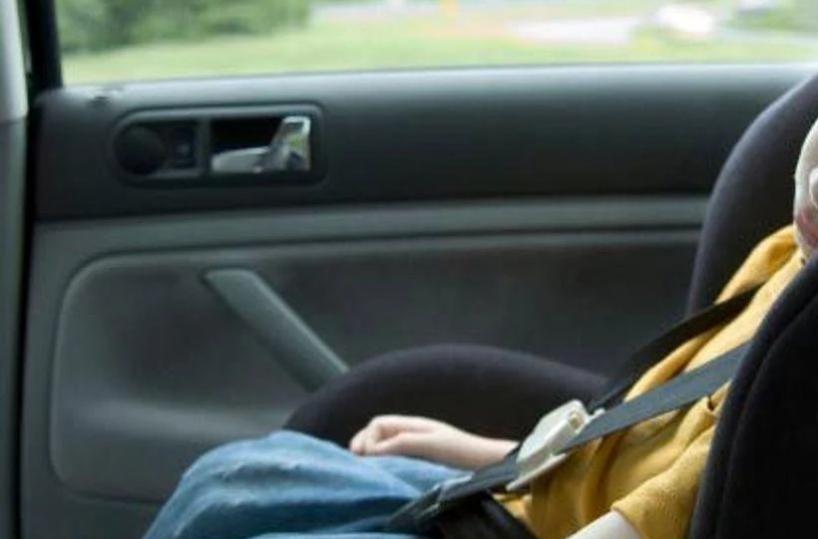 Bari, panico a San Girolamo: bimbo chiuso in auto sotto il sole. I passanti rompono il vetro per salvarlo