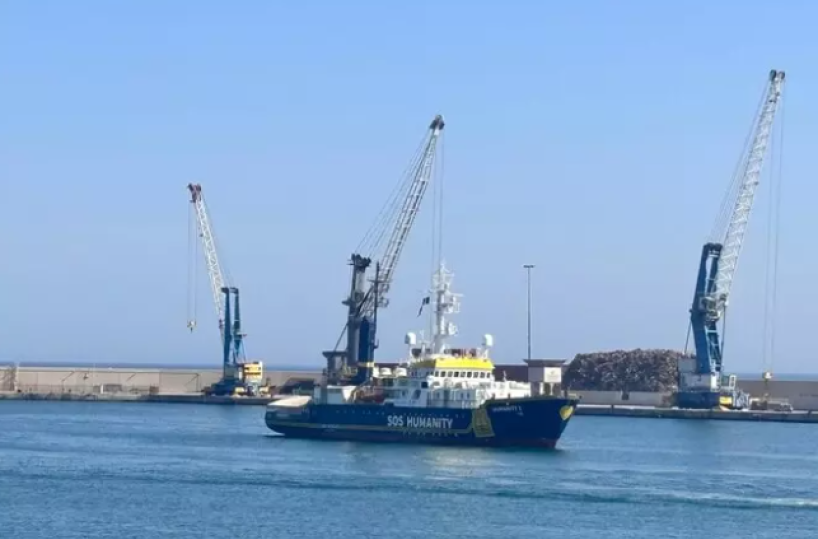 Migranti, nave Humanity One attraccata a Bari con 45 a bordo: «Erano senza acqua e cibo da 48 ore»