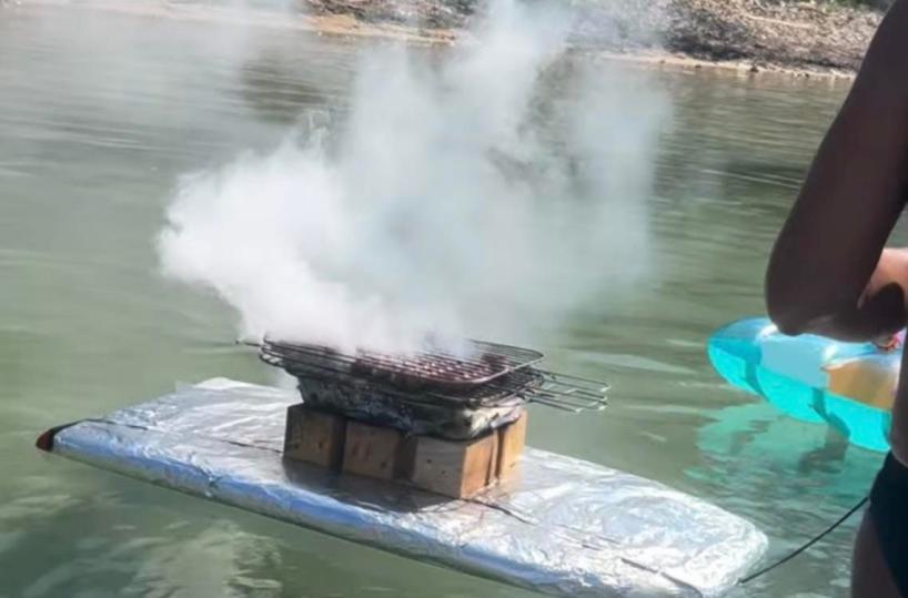 A Taranto spunta una griglia galleggiante: il barbecue direttamente sul mare fa impazzire il web