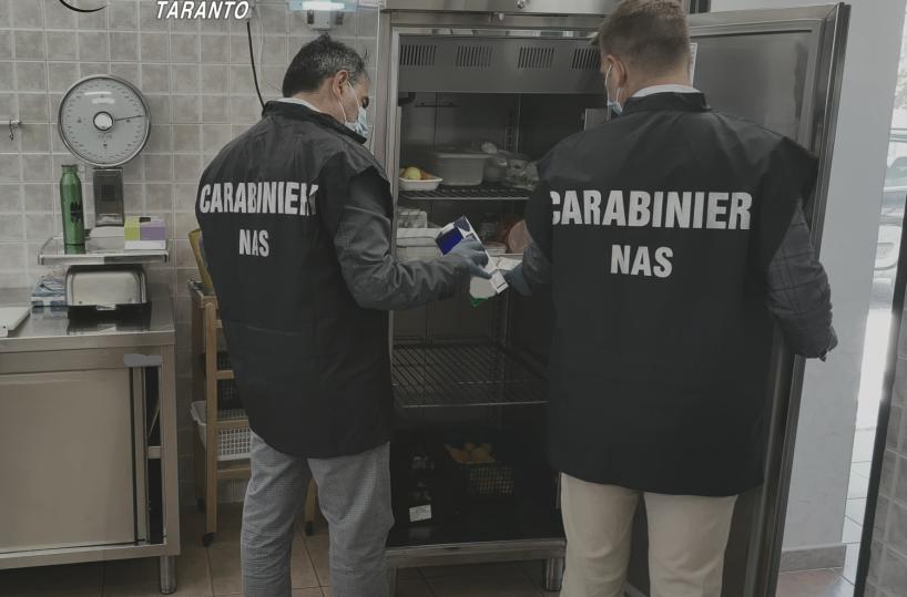 Irregolarità e carenze igieniche: in due hotel del Tarantino i Nas sequestrano oltre 600kg di alimenti