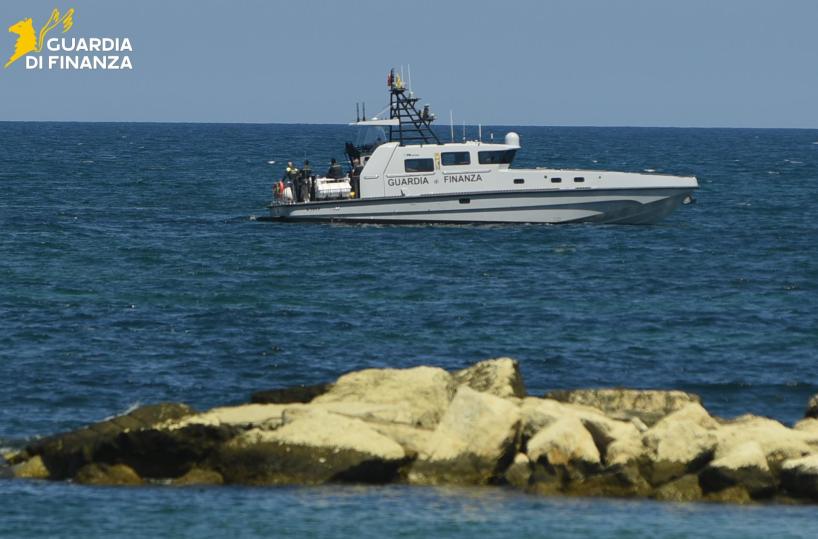 Giovinazzo, turista si tuffa dalla barca per fare un bagno e non riesce a risalire: salvata dalla GdF