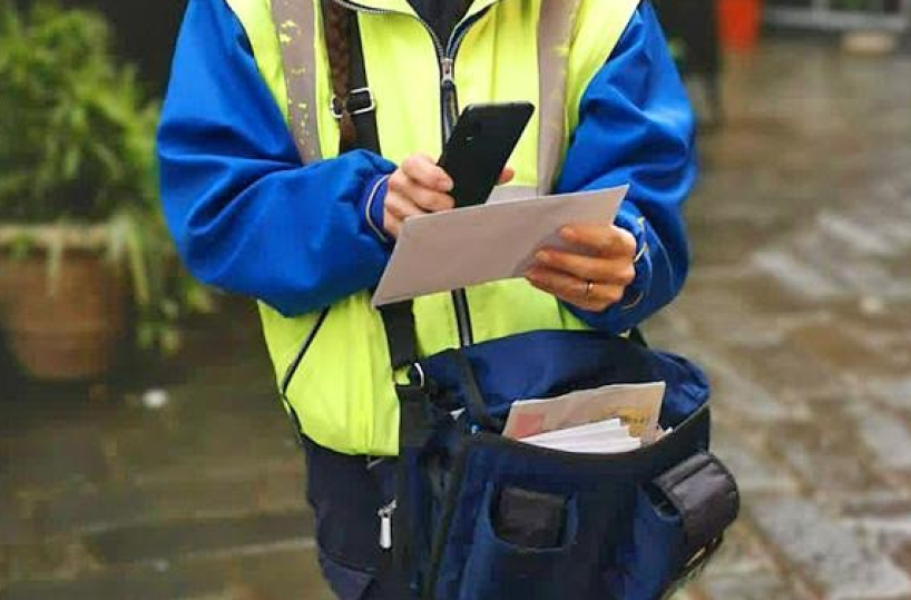 Taranto, postina si sente male per il caldo durante il turno di lavoro, sindacato: «Non rispettata ordinanza che vieta attività all'esterno»