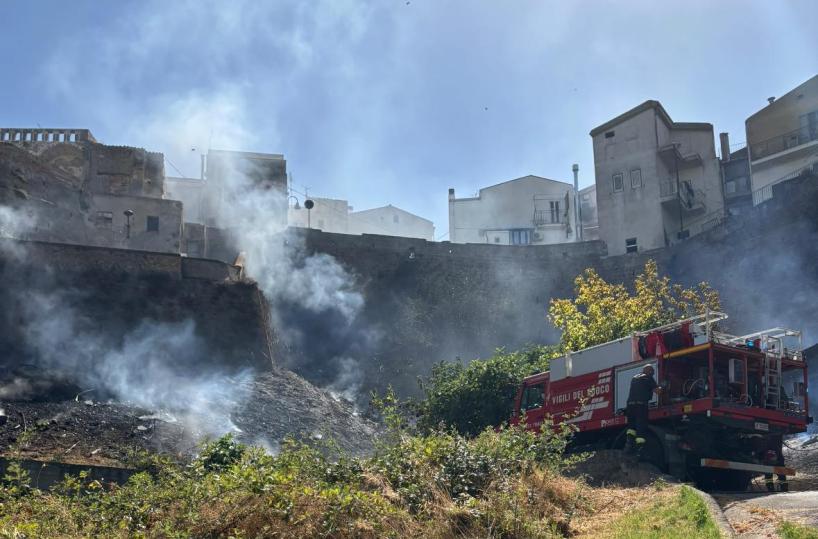 Incendio a Miglionico: il sindaco in prima linea per mettere in sicurezza i cittadini