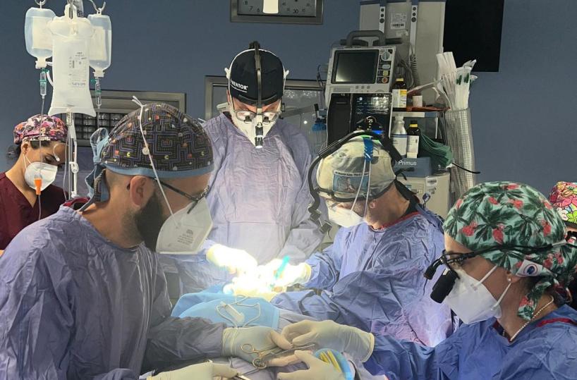 Bari, dopo un tumore ricostruito volto usando pelle dell’avambraccio: intervento record all’Istituto Tumori