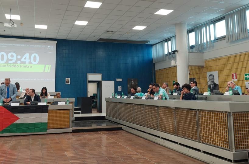 Cerignola, nell'aula consiliare esposta in modo permanente la bandiera della Palestina: «Impossibile restare in silenzio»