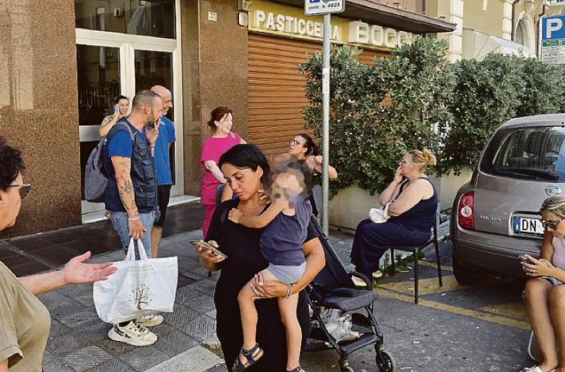 Bari, cede il solaio nella palazzina popolare: giornata da incubo in corso Sonnino