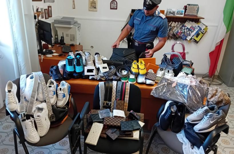Controlli a raffica dei carabinieri sul litorale salentino: denunciato commerciante abusivo, maxi-multa in un supermercato