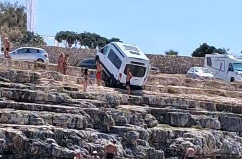 Camper in bilico sulla scogliera a Polignano: bagnanti salvi per miracolo