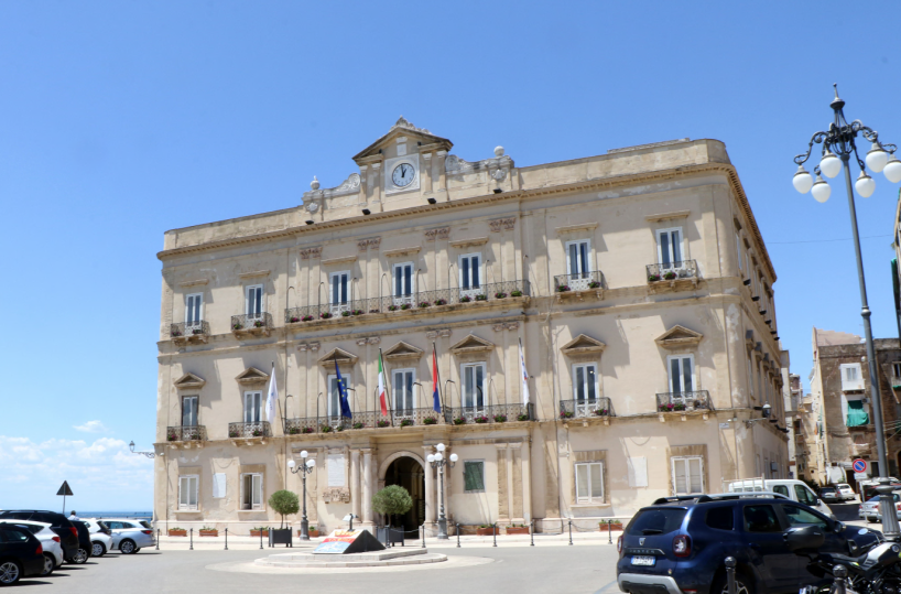 «Caro bollette» negli uffici: il Comune di Taranto cambia strada