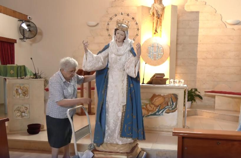 La storia di Gina: a 81 anni ha cucito l’abito da sposa per la Madonna di Canosa