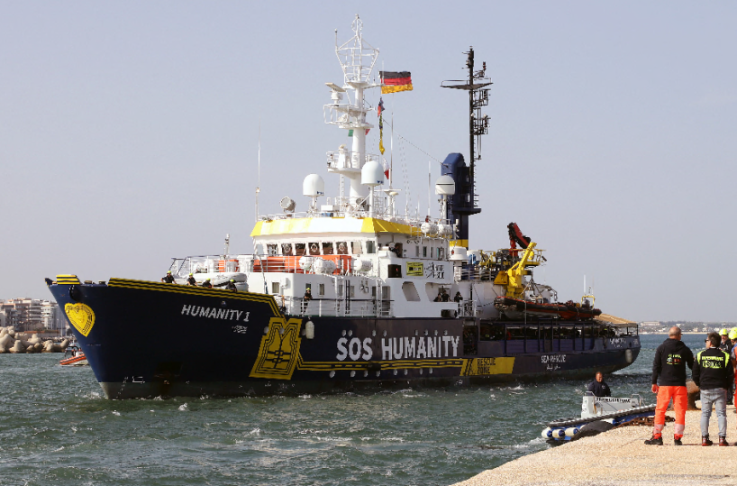 Brindisi, sbarcati 65 migranti a bordo della Humanity One: anche 10 minori