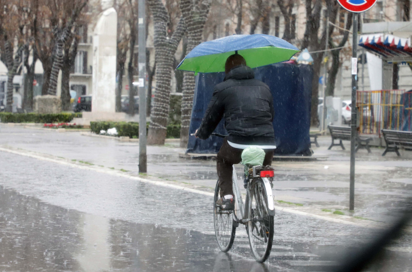 Maltempo a tratti sulla Puglia: piogge, vento e mari agitati
