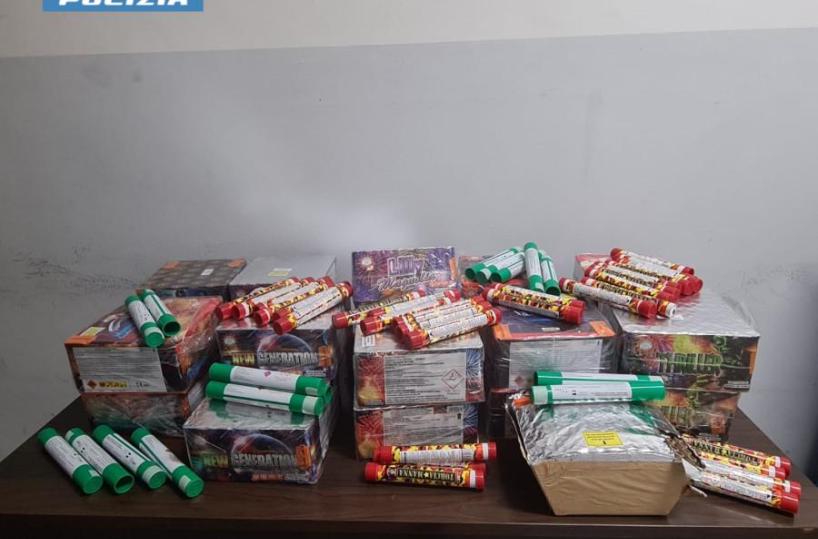 Fermato per un controllo, in macchina aveva 17kg di fuochi d'artificio e droga: denunciato 33enne a Lecce