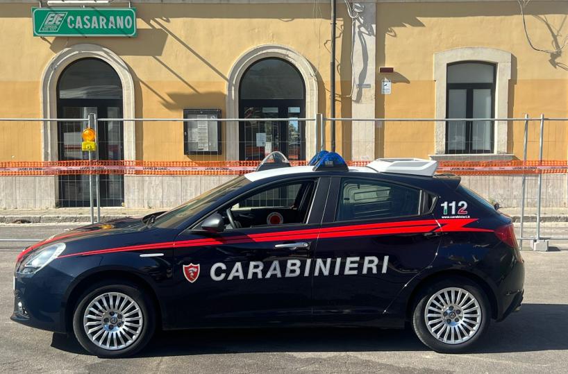 Gli chiedono di abbassare la musica e aggredisce gli operatori: arrestato passeggero sul treno per Casarano
