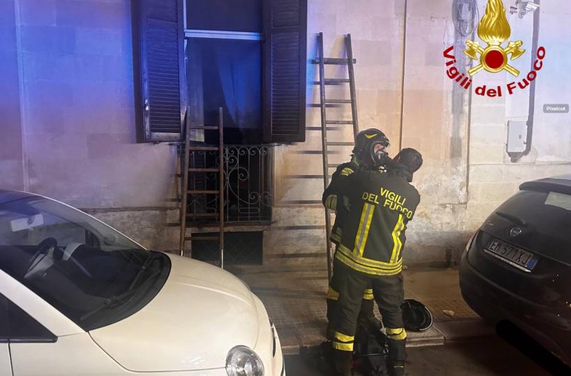 Appartamento a fuoco a Lecce, donna salvata dai Vigili del Fuoco