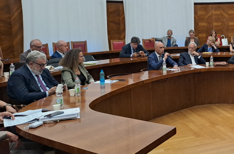 Ilva a forni elettrici: finalmente si parte. Mandato di Urso ai commissari per indire la gara