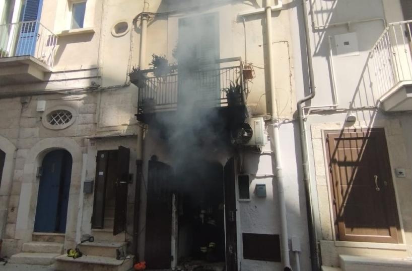 Paura a Corato, scoppia incendio in abitazione dopo esplosione bombola a gas: feriti