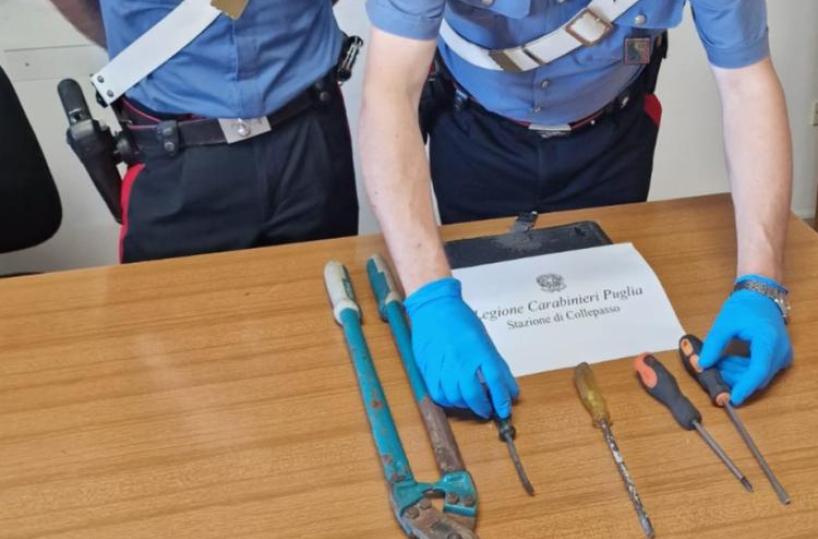 Collepasso, sorpresi a rubare cavi di rame in un capannone: arrestato un uomo, in fuga il complice