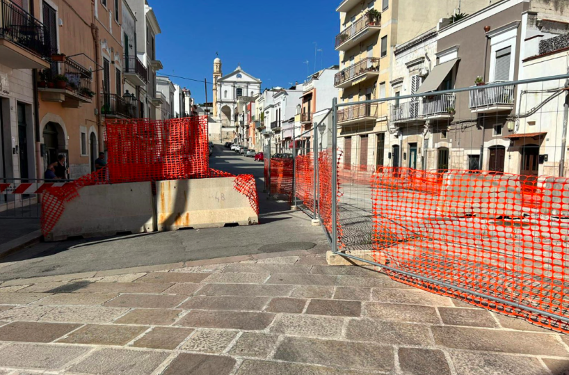 Andria, per i fantalavori in via Carmine la strada rimane chiusa e inagibile