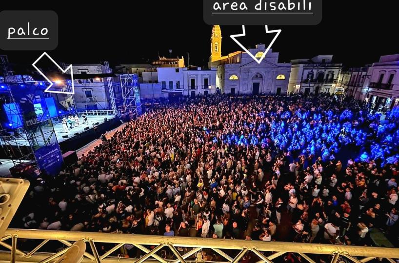 Sammichele, disabili denunciano: «transennati e lontani dal palco». Polemica sul concerto in piazza dei Ricchi e Poveri