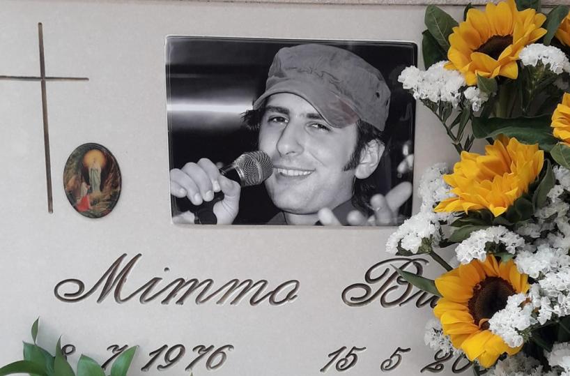 Bari, rubati una spilla e un adesivo dalla tomba di Mimmo Bucci: lo sfogo della madre sui social