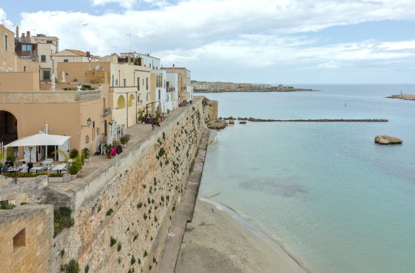 Otranto, tenta di violentarla e le offre sconto sulla casa in cambio di sesso: 27enne denuncia ex militare