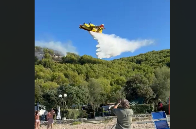 Peschici, incendio nella baia di San Nicola: in arrivo i Canadair