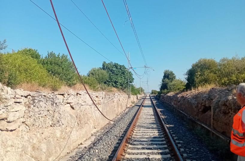Treni, rubati 4 chilometri di cavi in rame sulla Martina Franca-Taranto nelle ultime 3 settimane: disagi alla linea