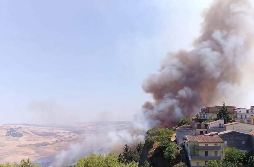 Vasto incendio a Irsina: evacuate numerose abitazioni 