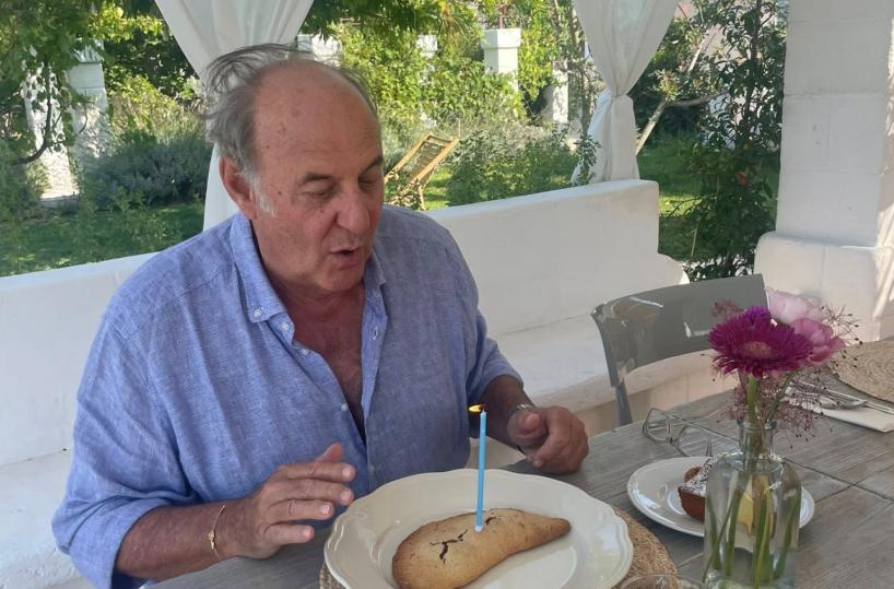 Gerry Scotti festeggia il compleanno a Polignano: la torta? Un panzerotto dolce con candelina