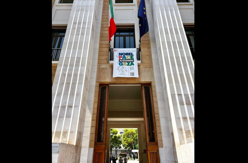 Bari, sulla facciata del Policlinico ecco il banner della campagna per il Nobel per la Pace ai Bambini di Gaza