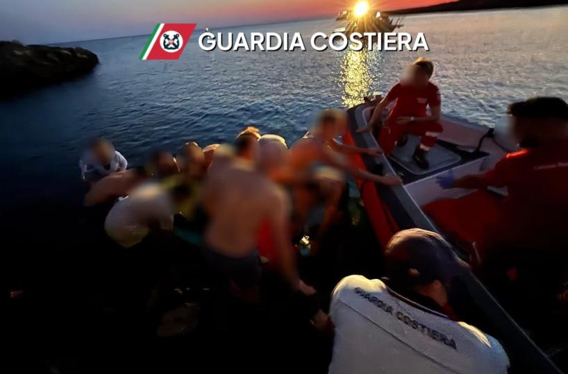 Porto Selvaggio, turista 25enne si infortuna dopo un tuffo in mare: soccorso dalla guardia costiera